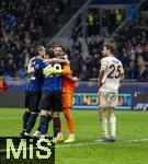 16.04.2025,  Fussball UEFA Championsleague 2024/2025: Viertelfinale Rckspiel, Inter Mailand - FC Bayern Mnchen, im Giuseppe Meazza Stadion (Mailand), die Spieler von Mailand jubeln um Torwart Yann Sommer (Inter Mailand) . Thomas Mller (FC Bayern Mnchen) mag gar nicht zuschauen,

