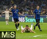 16.04.2025,  Fussball UEFA Championsleague 2024/2025: Viertelfinale Rckspiel, Inter Mailand - FC Bayern Mnchen, im Giuseppe Meazza Stadion (Mailand), Raphael Guerreiro (FC Bayern Mnchen) am Boden

