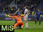 16.04.2025,  Fussball UEFA Championsleague 2024/2025: Viertelfinale Rckspiel, Inter Mailand - FC Bayern Mnchen, im Giuseppe Meazza Stadion (Mailand), Torwart Yann Sommer (Inter Mailand) jubelt whred Thomas Mller (FC Bayern Mnchen) enttuscht ist

