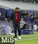 16.04.2025,  Fussball UEFA Championsleague 2024/2025: Viertelfinale Rckspiel, Inter Mailand - FC Bayern Mnchen, im Giuseppe Meazza Stadion (Mailand) , Trainer Vincent Kompany (FC Bayern Mnchen) gestikuliert
