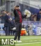 16.04.2025,  Fussball UEFA Championsleague 2024/2025: Viertelfinale Rckspiel, Inter Mailand - FC Bayern Mnchen, im Giuseppe Meazza Stadion (Mailand). Trainer Vincent Kompany (FC Bayern Mnchen) gibt Anweisungen am Seitenrand 