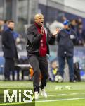 16.04.2025,  Fussball UEFA Championsleague 2024/2025: Viertelfinale Rckspiel, Inter Mailand - FC Bayern Mnchen, im Giuseppe Meazza Stadion (Mailand). Trainer Vincent Kompany (FC Bayern Mnchen) gibt Anweisungen am Seitenrand 