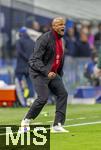 16.04.2025,  Fussball UEFA Championsleague 2024/2025: Viertelfinale Rckspiel, Inter Mailand - FC Bayern Mnchen, im Giuseppe Meazza Stadion (Mailand). Trainer Vincent Kompany (FC Bayern Mnchen) gibt Anweisungen am Seitenrand 