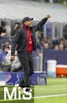 16.04.2025,  Fussball UEFA Championsleague 2024/2025: Viertelfinale Rckspiel, Inter Mailand - FC Bayern Mnchen, im Giuseppe Meazza Stadion (Mailand). Trainer Vincent Kompany (FC Bayern Mnchen) gibt Anweisungen am Seitenrand 