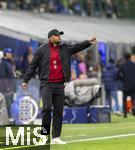 16.04.2025,  Fussball UEFA Championsleague 2024/2025: Viertelfinale Rckspiel, Inter Mailand - FC Bayern Mnchen, im Giuseppe Meazza Stadion (Mailand). Trainer Vincent Kompany (FC Bayern Mnchen) gibt Anweisungen am Seitenrand 