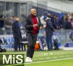16.04.2025,  Fussball UEFA Championsleague 2024/2025: Viertelfinale Rckspiel, Inter Mailand - FC Bayern Mnchen, im Giuseppe Meazza Stadion (Mailand). Trainer Vincent Kompany (FC Bayern Mnchen) gibt Anweisungen am Seitenrand 