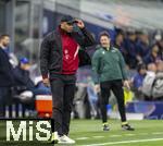16.04.2025,  Fussball UEFA Championsleague 2024/2025: Viertelfinale Rckspiel, Inter Mailand - FC Bayern Mnchen, im Giuseppe Meazza Stadion (Mailand). Trainer Vincent Kompany (FC Bayern Mnchen) gibt Anweisungen am Seitenrand 