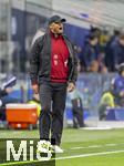 16.04.2025,  Fussball UEFA Championsleague 2024/2025: Viertelfinale Rckspiel, Inter Mailand - FC Bayern Mnchen, im Giuseppe Meazza Stadion (Mailand). Trainer Vincent Kompany (FC Bayern Mnchen) gibt Anweisungen am Seitenrand 