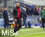 16.04.2025,  Fussball UEFA Championsleague 2024/2025: Viertelfinale Rckspiel, Inter Mailand - FC Bayern Mnchen, im Giuseppe Meazza Stadion (Mailand). Trainer Vincent Kompany (FC Bayern Mnchen) gibt Anweisungen am Seitenrand 