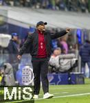 16.04.2025,  Fussball UEFA Championsleague 2024/2025: Viertelfinale Rckspiel, Inter Mailand - FC Bayern Mnchen, im Giuseppe Meazza Stadion (Mailand). Trainer Vincent Kompany (FC Bayern Mnchen) gibt Anweisungen am Seitenrand 
