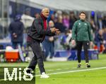 16.04.2025,  Fussball UEFA Championsleague 2024/2025: Viertelfinale Rckspiel, Inter Mailand - FC Bayern Mnchen, im Giuseppe Meazza Stadion (Mailand). Trainer Vincent Kompany (FC Bayern Mnchen) gibt Anweisungen am Seitenrand 