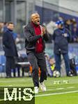 16.04.2025,  Fussball UEFA Championsleague 2024/2025: Viertelfinale Rckspiel, Inter Mailand - FC Bayern Mnchen, im Giuseppe Meazza Stadion (Mailand). Trainer Vincent Kompany (FC Bayern Mnchen) gibt Anweisungen am Seitenrand 