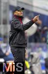 16.04.2025,  Fussball UEFA Championsleague 2024/2025: Viertelfinale Rckspiel, Inter Mailand - FC Bayern Mnchen, im Giuseppe Meazza Stadion (Mailand). Trainer Vincent Kompany (FC Bayern Mnchen) gibt Anweisungen am Seitenrand 