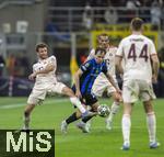 16.04.2025,  Fussball UEFA Championsleague 2024/2025: Viertelfinale Rckspiel, Inter Mailand - FC Bayern Mnchen, im Giuseppe Meazza Stadion (Mailand). v.li: Thomas Mller (FC Bayern Mnchen) gegen Nicolo Barella (Inter Mailand) 