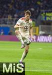 16.04.2025,  Fussball UEFA Championsleague 2024/2025: Viertelfinale Rckspiel, Inter Mailand - FC Bayern Mnchen, im Giuseppe Meazza Stadion (Mailand). Josip Stanisic (Bayern Mnchen) am Ball 