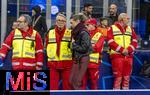 16.04.2025,  Fussball UEFA Championsleague 2024/2025: Viertelfinale Rckspiel, Inter Mailand - FC Bayern Mnchen, im Giuseppe Meazza Stadion (Mailand). Sportmoderatorin Laura Wontorra beobachtet von den italienischen Sanittern.