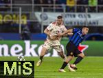 16.04.2025,  Fussball UEFA Championsleague 2024/2025: Viertelfinale Rckspiel, Inter Mailand - FC Bayern Mnchen, im Giuseppe Meazza Stadion (Mailand).  li: Eric Dier (FC Bayern Mnchen) gegen Lautaro Martinez (Inter Mailand) 
