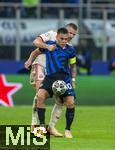 16.04.2025,  Fussball UEFA Championsleague 2024/2025: Viertelfinale Rckspiel, Inter Mailand - FC Bayern Mnchen, im Giuseppe Meazza Stadion (Mailand).  li: Eric Dier (FC Bayern Mnchen) gegen Lautaro Martinez (Inter Mailand) 