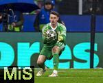 16.04.2025,  Fussball UEFA Championsleague 2024/2025: Viertelfinale Rckspiel, Inter Mailand - FC Bayern Mnchen, im Giuseppe Meazza Stadion (Mailand). Torwart Jonas Urbig (FC Bayern Mnchen) hat den Ball 