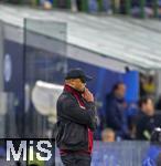 16.04.2025,  Fussball UEFA Championsleague 2024/2025: Viertelfinale Rckspiel, Inter Mailand - FC Bayern Mnchen, im Giuseppe Meazza Stadion (Mailand). Trainer Vincent Kompany (FC Bayern Mnchen) nachdenklich 