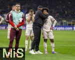16.04.2025,  Fussball UEFA Championsleague 2024/2025: Viertelfinale Rckspiel, Inter Mailand - FC Bayern Mnchen, im Giuseppe Meazza Stadion (Mailand). Enttuschte Bayern nach dem Ausscheiden,  Joao Palhinha (FC Bayern Mnchen), Trainer Vincent Kompany (FC Bayern Mnchen) bei Serge Gnabry (FC Bayern Mnchen) 