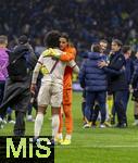 16.04.2025,  Fussball UEFA Championsleague 2024/2025: Viertelfinale Rckspiel, Inter Mailand - FC Bayern Mnchen, im Giuseppe Meazza Stadion (Mailand). Enttuschte Bayern nach dem Ausscheiden,  Serge Gnabry (FC Bayern Mnchen) wird von Torwart Yann Sommer (Inter Mailand) getrstet.