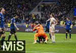 16.04.2025,  Fussball UEFA Championsleague 2024/2025: Viertelfinale Rckspiel, Inter Mailand - FC Bayern Mnchen, im Giuseppe Meazza Stadion (Mailand). Schlusspfiff, re: frustrierter Thomas Mller (FC Bayern Mnchen) Torwart Yann Sommer (Inter Mailand) jubelt 