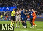 16.04.2025,  Fussball UEFA Championsleague 2024/2025: Viertelfinale Rckspiel, Inter Mailand - FC Bayern Mnchen, im Giuseppe Meazza Stadion (Mailand). Streit nach Schlusspfiff, Thomas Mller (FC Bayern Mnchen) gegen Francesco Acerbi (Inter Mailand) der ihn verhhnte, li: Schiedsrichter Slavko Vincic (Slovenien) trennt die beiden Streithhne.