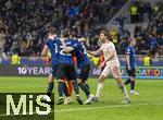 16.04.2025,  Fussball UEFA Championsleague 2024/2025: Viertelfinale Rckspiel, Inter Mailand - FC Bayern Mnchen, im Giuseppe Meazza Stadion (Mailand). Streit nach Schlusspfiff, Thomas Mller (FC Bayern Mnchen) gegen Francesco Acerbi (Inter Mailand) der ihn verhhnte, 