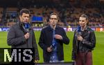 16.04.2025,  Fussball UEFA Championsleague 2024/2025: Viertelfinale Rckspiel, Inter Mailand - FC Bayern Mnchen, im Giuseppe Meazza Stadion (Mailand). li: Michael Ballack, re: Moderatorin Laura Wontorra am Spielfeldrand mit Gastkommentator 
