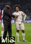 16.04.2025,  Fussball UEFA Championsleague 2024/2025: Viertelfinale Rckspiel, Inter Mailand - FC Bayern Mnchen, im Giuseppe Meazza Stadion (Mailand). Enttuschte Bayern nach dem Ausscheiden,  Trainer Vincent Kompany (FC Bayern Mnchen) bei Serge Gnabry (FC Bayern Mnchen)  