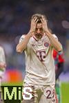 16.04.2025,  Fussball UEFA Championsleague 2024/2025: Viertelfinale Rckspiel, Inter Mailand - FC Bayern Mnchen, im Giuseppe Meazza Stadion (Mailand). Enttuschte Bayern nach dem Ausscheiden, Thomas Mller (FC Bayern Mnchen) bedankt sich mit Trnen in den Augen bei den Fans