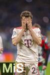 16.04.2025,  Fussball UEFA Championsleague 2024/2025: Viertelfinale Rckspiel, Inter Mailand - FC Bayern Mnchen, im Giuseppe Meazza Stadion (Mailand). Enttuschte Bayern nach dem Ausscheiden, Thomas Mller (FC Bayern Mnchen) bedankt sich mit Trnen in den Augen bei den Fans