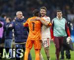 16.04.2025,  Fussball UEFA Championsleague 2024/2025: Viertelfinale Rckspiel, Inter Mailand - FC Bayern Mnchen, im Giuseppe Meazza Stadion (Mailand). v.li: Torwart Yann Sommer (Inter Mailand) Thomas Mller (FC Bayern Mnchen) nach Schlusspfiff 