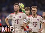 16.04.2025,  Fussball UEFA Championsleague 2024/2025: Viertelfinale Rckspiel, Inter Mailand - FC Bayern Mnchen, im Giuseppe Meazza Stadion (Mailand). Enttuschte Bayern nach dem Ausscheiden, li, Thomas Mller (FC Bayern Mnchen) bedankt sich mit Trnen in den Augen bei den Fans, re: Joshua Kimmich (FC Bayern Mnchen) 