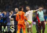 16.04.2025,  Fussball UEFA Championsleague 2024/2025: Viertelfinale Rckspiel, Inter Mailand - FC Bayern Mnchen, im Giuseppe Meazza Stadion (Mailand). v.li: Torwart Yann Sommer (Inter Mailand) Thomas Mller (FC Bayern Mnchen) nach Schlusspfiff 