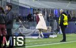 16.04.2025,  Fussball UEFA Championsleague 2024/2025: Viertelfinale Rckspiel, Inter Mailand - FC Bayern Mnchen, im Giuseppe Meazza Stadion (Mailand). Nach seinem letzten Interview nach dem Spiel bei Laura Wontorra geht Thomas Mller (FC Bayern Mnchen) in die Kabine.
