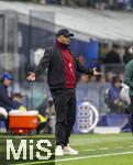16.04.2025,  Fussball UEFA Championsleague 2024/2025: Viertelfinale Rckspiel, Inter Mailand - FC Bayern Mnchen, im Giuseppe Meazza Stadion (Mailand). Trainer Vincent Kompany (FC Bayern Mnchen) ratlos am Seitenrand 