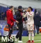 16.04.2025,  Fussball UEFA Championsleague 2024/2025: Viertelfinale Rckspiel, Inter Mailand - FC Bayern Mnchen, im Giuseppe Meazza Stadion (Mailand). Trainer Vincent Kompany (FC Bayern Mnchen) gibt Anweisungen am Seitenrand an Michael Olise (FC Bayern Mnchen) 
