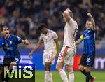 16.04.2025,  Fussball UEFA Championsleague 2024/2025: Viertelfinale Rckspiel, Inter Mailand - FC Bayern Mnchen, im Giuseppe Meazza Stadion (Mailand). Schlusspfiff, Francesco Acerbi (Inter Mailand), Eric Dier (FC Bayern Mnchen) 