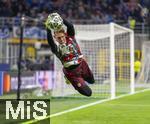 16.04.2025,  Fussball UEFA Championsleague 2024/2025: Viertelfinale Rckspiel, Inter Mailand - FC Bayern Mnchen, im Giuseppe Meazza Stadion (Mailand). Torwart Daniel Peretz (FC Bayern Mnchen) macht sich warm.