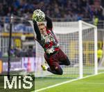 16.04.2025,  Fussball UEFA Championsleague 2024/2025: Viertelfinale Rckspiel, Inter Mailand - FC Bayern Mnchen, im Giuseppe Meazza Stadion (Mailand). Torwart Daniel Peretz (FC Bayern Mnchen) macht sich warm.