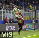 16.04.2025,  Fussball UEFA Championsleague 2024/2025: Viertelfinale Rckspiel, Inter Mailand - FC Bayern Mnchen, im Giuseppe Meazza Stadion (Mailand). Leon Klanac (Bayern Mnchen) macht sich warm.