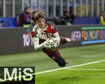 16.04.2025,  Fussball UEFA Championsleague 2024/2025: Viertelfinale Rckspiel, Inter Mailand - FC Bayern Mnchen, im Giuseppe Meazza Stadion (Mailand). Leon Klanac (Bayern Mnchen) macht sich warm.
