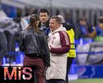 16.04.2025,  Fussball UEFA Championsleague 2024/2025: Viertelfinale Rckspiel, Inter Mailand - FC Bayern Mnchen, im Giuseppe Meazza Stadion (Mailand). mitte: Michael Ballack, li: Moderatorin Laura Wontorra am Spielfeldrand beim Interview mit Sportvorstand Max Eberl (re, Bayern Mnchen).