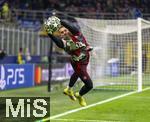 16.04.2025,  Fussball UEFA Championsleague 2024/2025: Viertelfinale Rckspiel, Inter Mailand - FC Bayern Mnchen, im Giuseppe Meazza Stadion (Mailand). Torwart Daniel Peretz (FC Bayern Mnchen) macht sich warm.