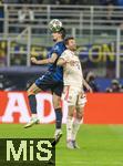 16.04.2025,  Fussball UEFA Championsleague 2024/2025: Viertelfinale Rckspiel, Inter Mailand - FC Bayern Mnchen, im Giuseppe Meazza Stadion (Mailand). v.li: Francesco Acerbi (Inter Mailand) gegen Thomas Mller (FC Bayern Mnchen) 