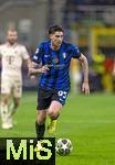 16.04.2025,  Fussball UEFA Championsleague 2024/2025: Viertelfinale Rckspiel, Inter Mailand - FC Bayern Mnchen, im Giuseppe Meazza Stadion (Mailand), Alessandro Bastoni (Inter Mailand) am Ball 
