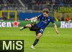 16.04.2025,  Fussball UEFA Championsleague 2024/2025: Viertelfinale Rckspiel, Inter Mailand - FC Bayern Mnchen, im Giuseppe Meazza Stadion (Mailand), Nicolo Barella (Inter Mailand) am Ball 