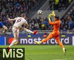16.04.2025,  Fussball UEFA Championsleague 2024/2025: Viertelfinale Rckspiel, Inter Mailand - FC Bayern Mnchen, im Giuseppe Meazza Stadion (Mailand), v.li: Harry Kane (FC Bayern Mnchen) gegen Torwart Yann Sommer (Inter Mailand) 